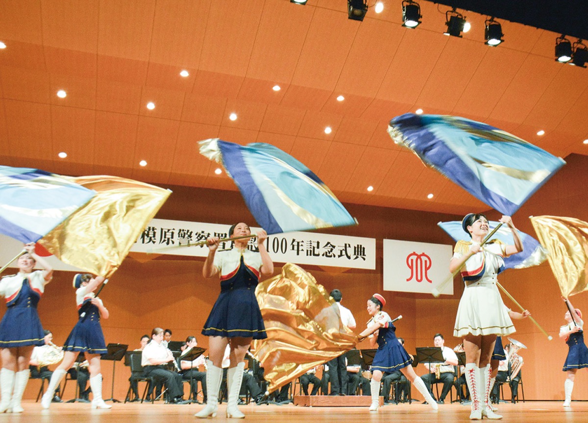 式典では音楽隊が華やかなカラーガードと共にパフォーマンス