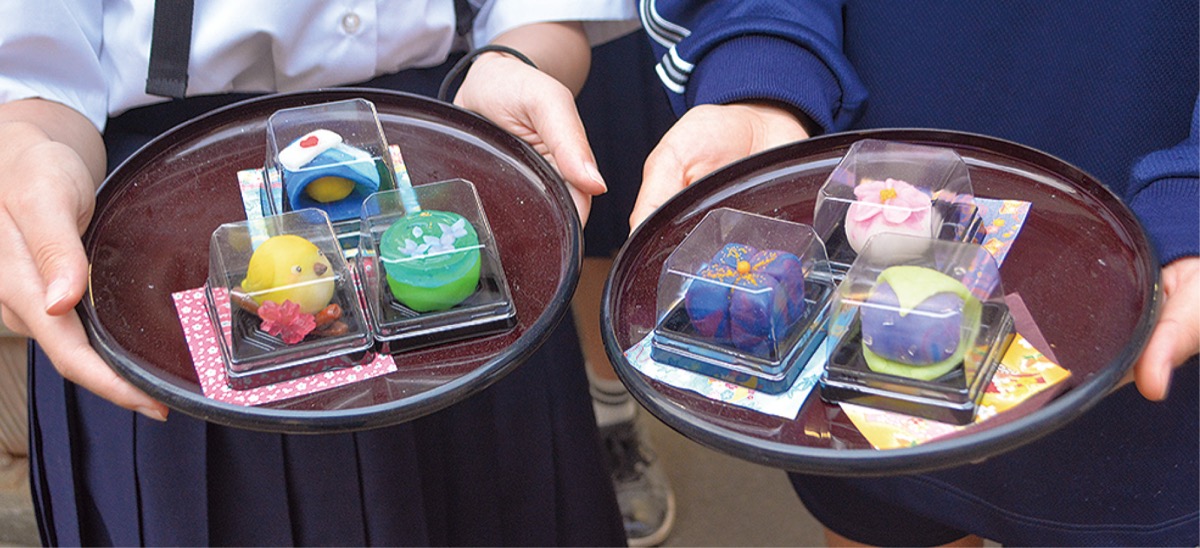 店内に飾られている6作品(左の盆の前列右が戸田さんの「薫風」)
