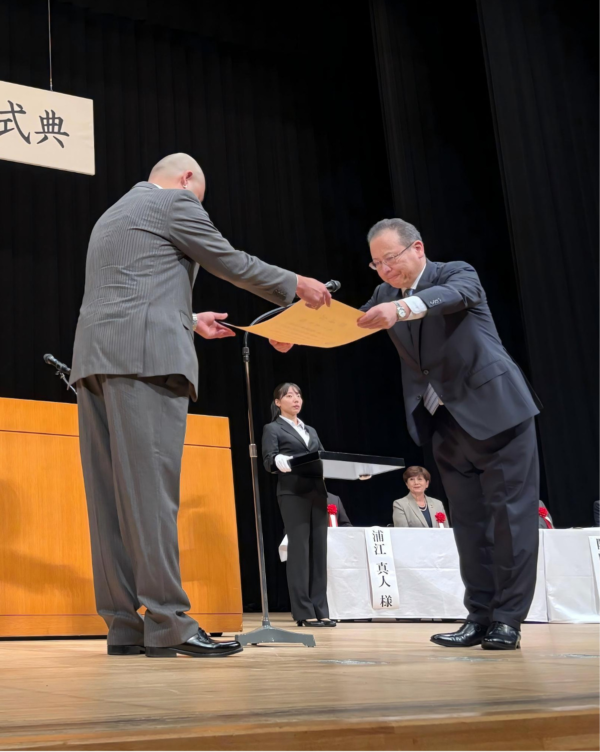建設マスターの代表者に顕彰状を手渡す須藤不動産・建設経済局長（右）／国土交通省提供