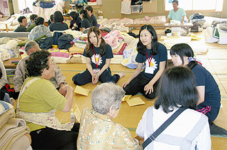 現地の避難所のひとつ「赤崎漁民センター」では住居スペースを訪問し、被災者と直接交流も行った。