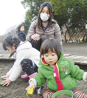 麻溝公園の砂場で遊ぶ子どもたち