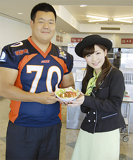 スポーツ課のメニューを考案した大山忠介さん（左）とＰＲする山崎彩紗市観光親善大使