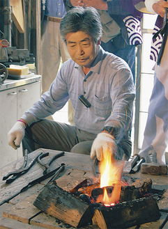 炉で鉄を熱する舟大工・田所武久さん。市販の釘でも制作が可能だが、とことん再現にこだわる