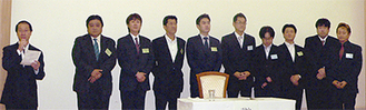 相文会を紹介する佐藤理事長（左）