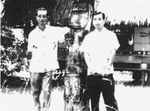 パラオで出会った日系人と著者の長谷川さん（右）