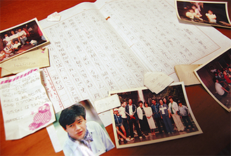 上写真はタイムカプセルに入っていた上村さんの思い出。下写真は当時の担任教諭（左右二人）とその元生徒