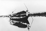 モノクロ写真はいずれも磯部民俗資料保存会提供。右は昭和30年頃の屋形船。左は昭和58年、最初の復元で完成した舟。会が中古で探したものだった