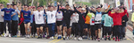 昨年３月の台湾一周マラソンの時の模様。現地の市民と一緒にゴールイン。中央が関家さん（上下帽子黒）