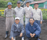 同会の会員。前列右が藤曲さん。株は一部が咲き出した段階＝10月23日撮影