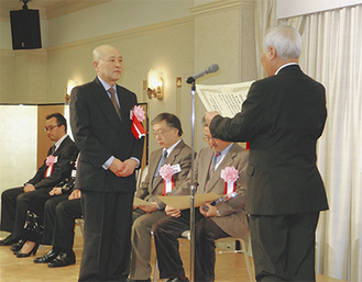 準大賞の表彰を受ける篠田会長（上写真／左から2人目）。もんじぇ祭りの初代実行委員長だった