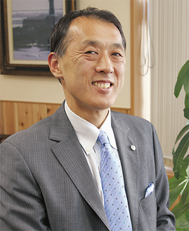 冨岡弘文氏…1960年生まれ。東林間育ち。趣味はトライアスロンとテニス。先代の東林間の事務所を継ぎ2005年に自身の事務所を開業。13年に相模大野へ移転した。事務所には現在5人の税理士を含め12人のスタッフが在籍