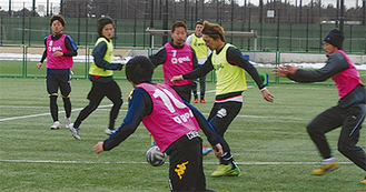 開幕へ向け、練習にも熱がこもる＝２月28日、綾瀬スポーツ公園