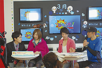 左から司会の渡辺裕太さん、片岡由衣さん。本紙齊藤、そして関家さん