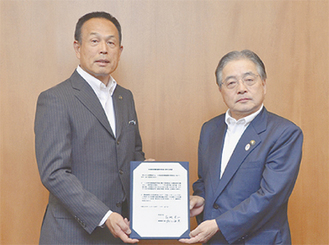 加山市長（左）と石阪市長