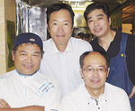 野球部ＯＢが経営する居酒屋「和田金」（大和市）にて。左から岩永さん、梅澤さん、田中さん、そして店主の和田徳男さん