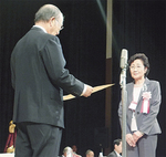 日本商工会議所・三村明夫会頭（左）から表彰状を受ける猪熊会長＝２日、神戸ポートピアホール