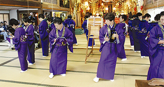 踊り念仏の様子。中央で太鼓を叩いているのが柿澤さん＝23日