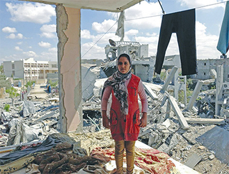 空爆を受けたイナムさん（16）の家。清田さんが今年９月にガザで撮影