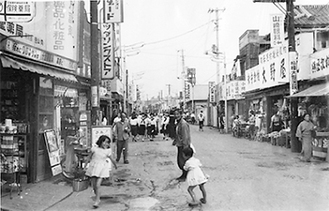 収録された写真の1枚（昭和40年ごろの相模大野駅前の商店街）