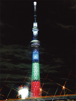 写真展にも展示した中村さんの作品。昨年12月、ノーベル賞授賞式の夜に日本人3人の受賞者を祝うため、一夜だけ光の三原色のダイオードカラーに灯したときの東京スカイツリー