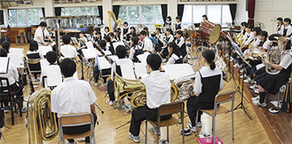 矢島教諭（左上）の指導で、本番に向け練習に熱が入る＝7月1日、東海大相模高で
