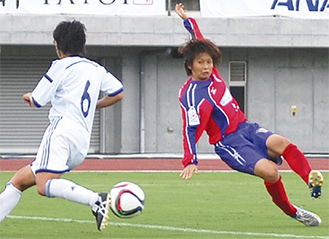 後半7分、吉見夏稀選手（右）がゴールを決める＝9月26日、相模原ギオンスタジアム