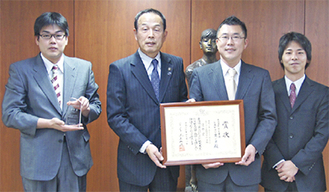 左から笹生店長、加山市長、笹生代表、神谷マネージャー