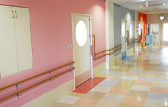 クラスごとに壁やドアハンドル、廊下も色分けされている