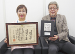 賞状を手にする岩田園長（左）と盾を持つ斎藤代表取締役