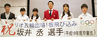 大野南中の生徒らと横断幕を掲げる坂井さん（右から３番目）＝7月22日、産業会館で