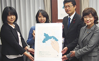 ポスターを手にする（左から）守屋さん、金田さん、阿部議長、大沢副議長