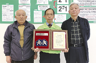 記念の楯を手にする（左から）迫田敏武管理組合理事長、瀬尾守一自治会長、竹内一三前自治会長