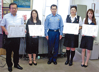 泉山署長（中央）から感謝状が贈呈された