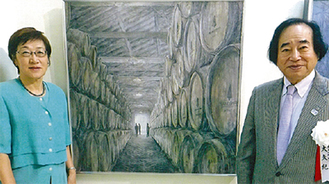 荒井さん（左）の作品「ポートワインセラー」と日本美術院同人の大矢紀氏