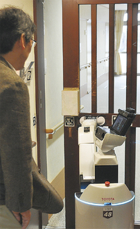 今年2月に市内介護施設で行われた生活支援ロボットの実証実験の様子