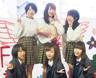 ステージを行ったFlare☆（後列左からMinoriさん、Mayuさん、Naoさん）前列は地域貢献型パフォーマンスユニットの「More☆」