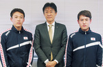 野村教育長（中央）に報告を行った中嶋さん（左）と大塚さん（右）