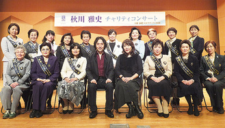 秋川さん（前列中左）と記念撮影するメンバー