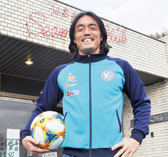笑顔で取材に応えた安彦選手＝ＹＳ横浜のクラブハウス前で
