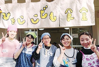 団地内商店街で開催されている「ひよここども食堂」でボランティアとして活躍する相模女子大学の学生たち