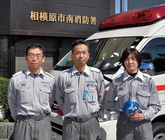 日勤救急隊の大田さん、永瀬さん、露木さん（左から）