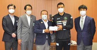 本村市長（中央）にマスクを渡す稲本選手