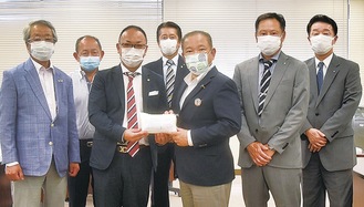 マスクを寄贈する同クラブ会員らと本村市長