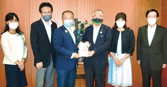本村市長に目録を渡す坂本連合会長（右から３人目）
