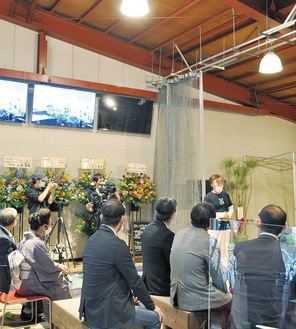 11月1日にグランドオープンする「ドローンラウンジ・ジュピター」で設立記念式典のあいさつをする川合社長