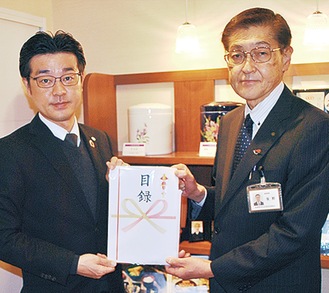田中社長(左)と市社協の笹野章央常務理事