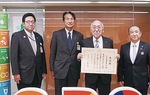 相模原市庁舎で賞状を手にする祇園会長（右から２番目）