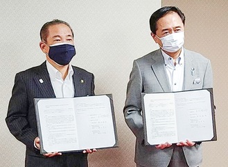 協定書を持つ本村市長（左）と黒岩知事＝県庁（提供）