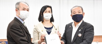 提案書を手にする（右から）本村市長、佐藤座間市長、県弁護士会・二川裕之会長