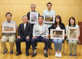 最優秀賞の加藤さん（前列左端）ら入賞作を手にする入賞者